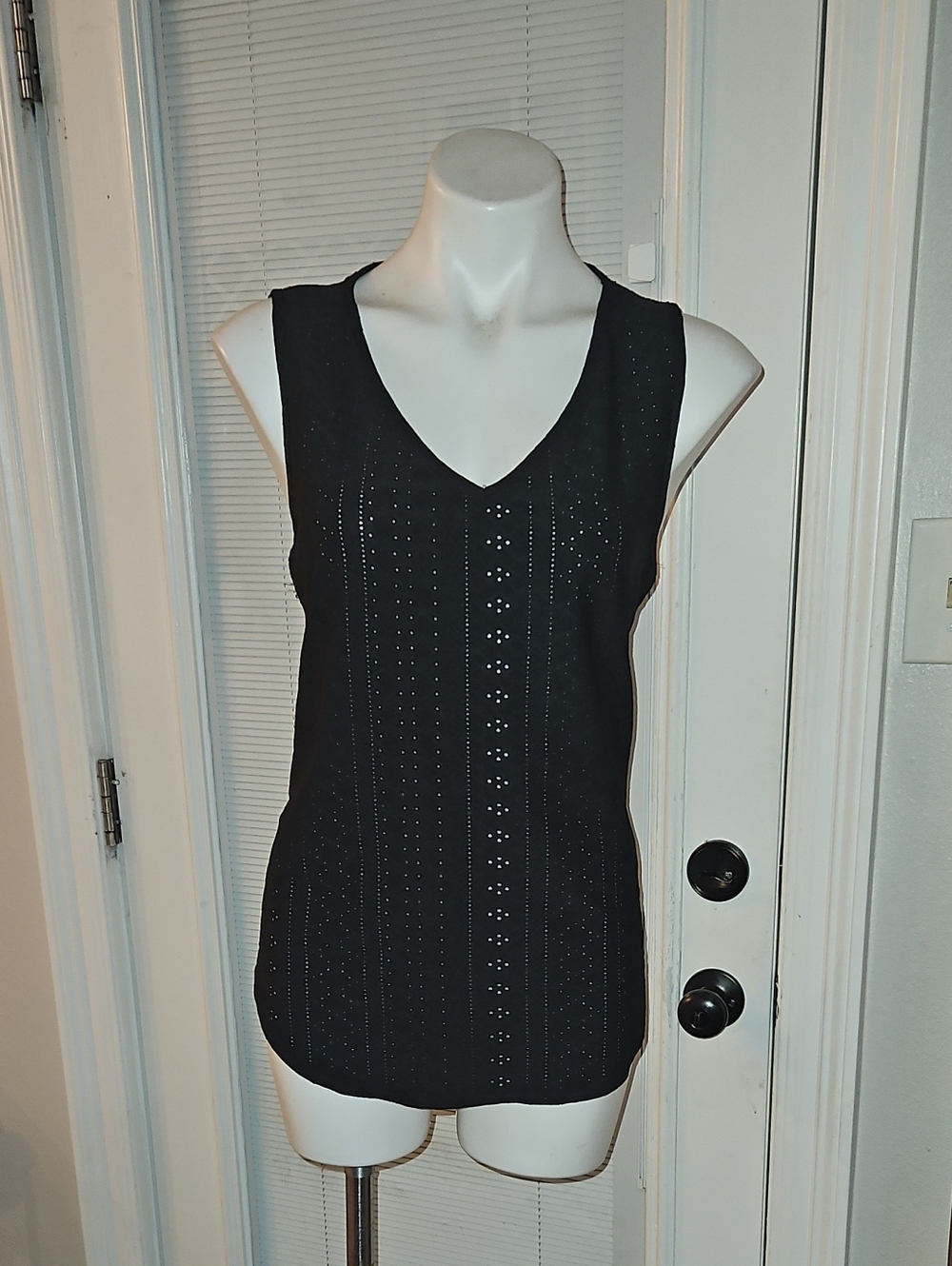 Source Unknown Black V-Neck Sleeveless Knit Tank